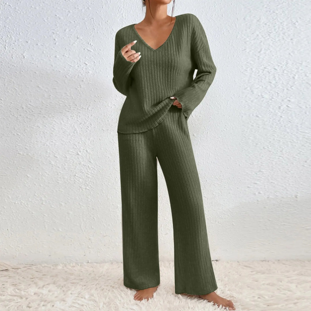 VIVIENNE | Two-piece set with straight trousers and a V-neck top