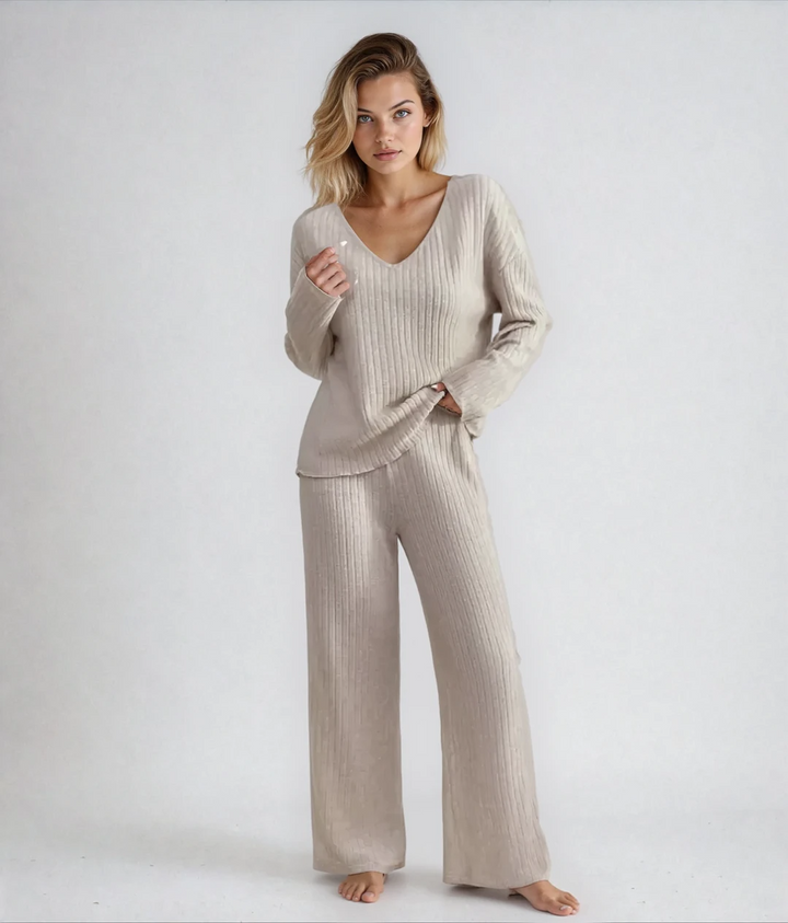 VIVIENNE | Two-piece set with straight trousers and a V-neck top