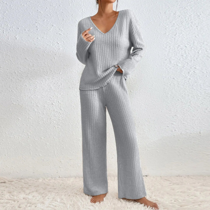 VIVIENNE | Two-piece set with straight trousers and a V-neck top